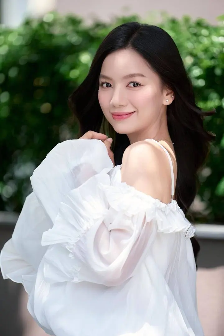 Le Ha Anh, born in 1995, is known for her stunning looks. She started as a photo model in 2011 and competed in the Fashion Star contest that same year. In 2017, she made her acting debut in the film The Girl from Yesterday and later starred in Love, Don't Be Afraid alongside Nha Phuong.
