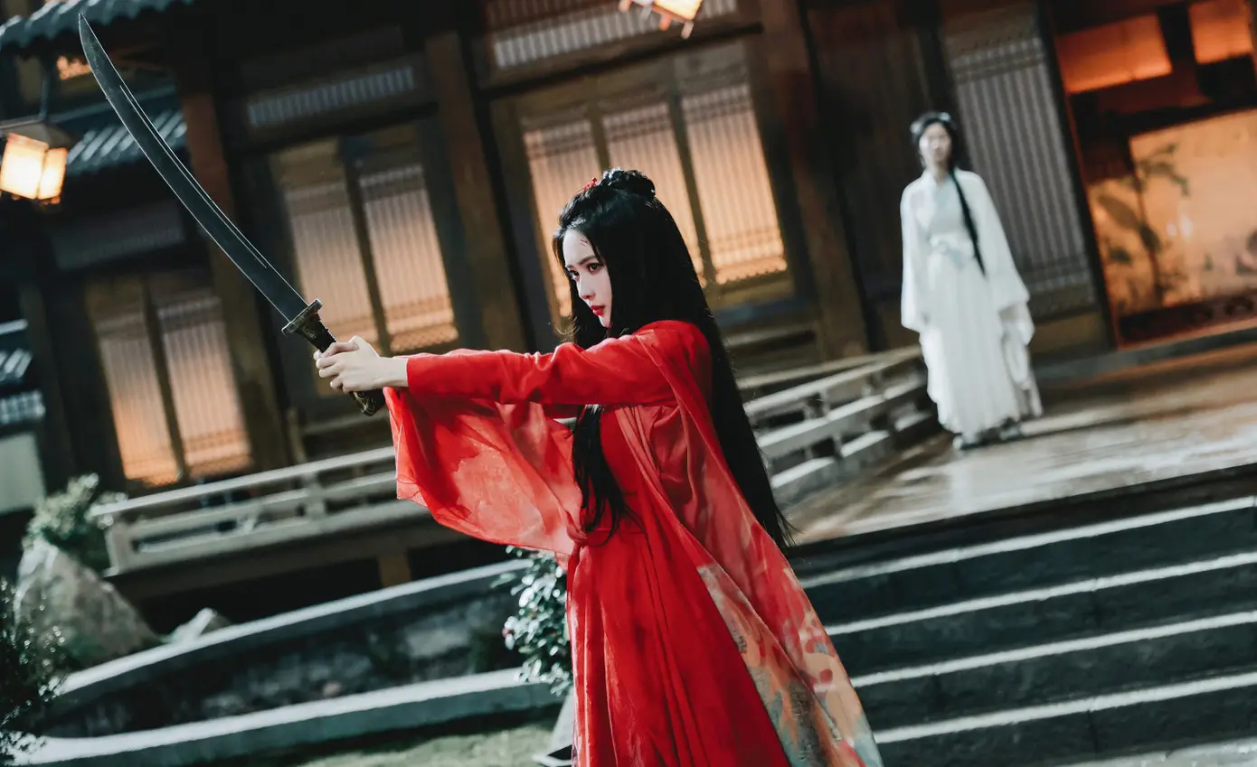 Sohu praises Mạnh Tử Nghĩa's performance in Hua Shan Sword Debate: Nine Yin Manual for effectively portraying the character's emotional shifts, from repeated crushed ambitions to love turning into destructive hatred. She is also commended for her striking period drama look and smooth, powerful martial arts scenes, including dodging and hand-to-hand combat.