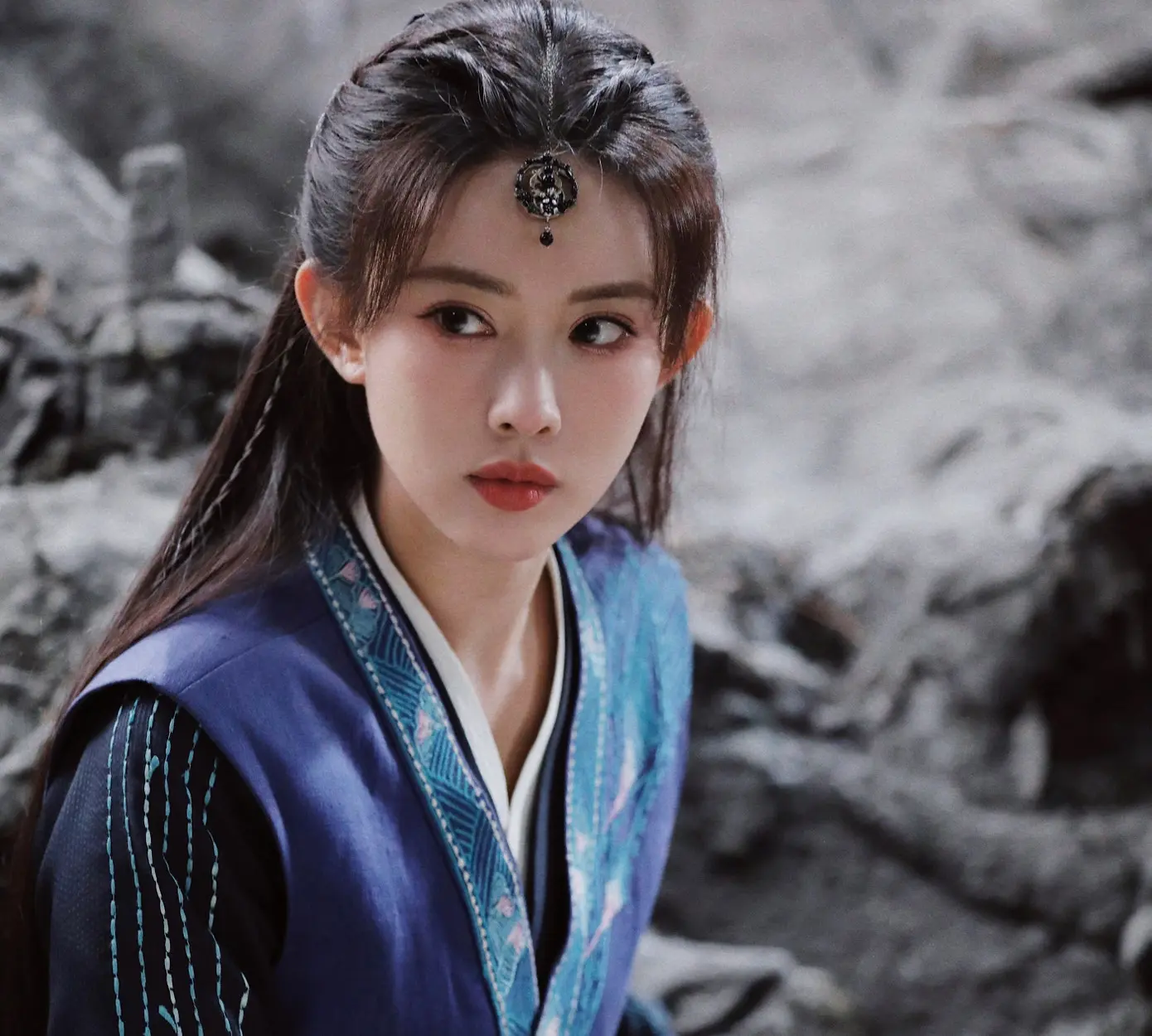 A popular comment on Weibo with thousands of likes said, 'I used to see Mai Siêu Phong as a cruel villain, but watching Hua Shan Sword Debate: Nine Yin Manual, I realized she was forced into cruelty step by step. She deserves punishment but is not innocent. Thanks to Mạnh Tử Nghĩa, the character is emotionally rich and more vivid than in the novel. Her acting is excellent, delivering a completely different Mai Siêu Phong. I cried with her in episode 8.'