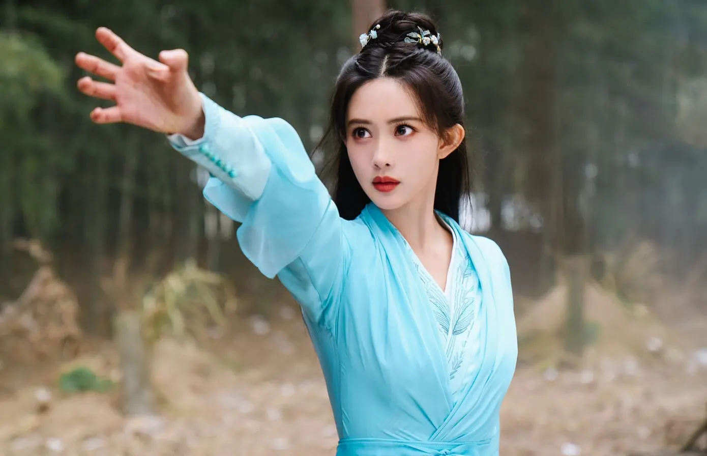 Some viewers feel the 2025 portrayal of Mai Siêu Phong evokes sympathy, showing that her ruthless actions stem from the deep suffering Mai Nhược Hoa endured. Her life is bound by heavy chains of grief after losing her most trusted loved one. This version by Mạnh Tử Nghĩa is seen as more nuanced and carefully crafted than previous portrayals.