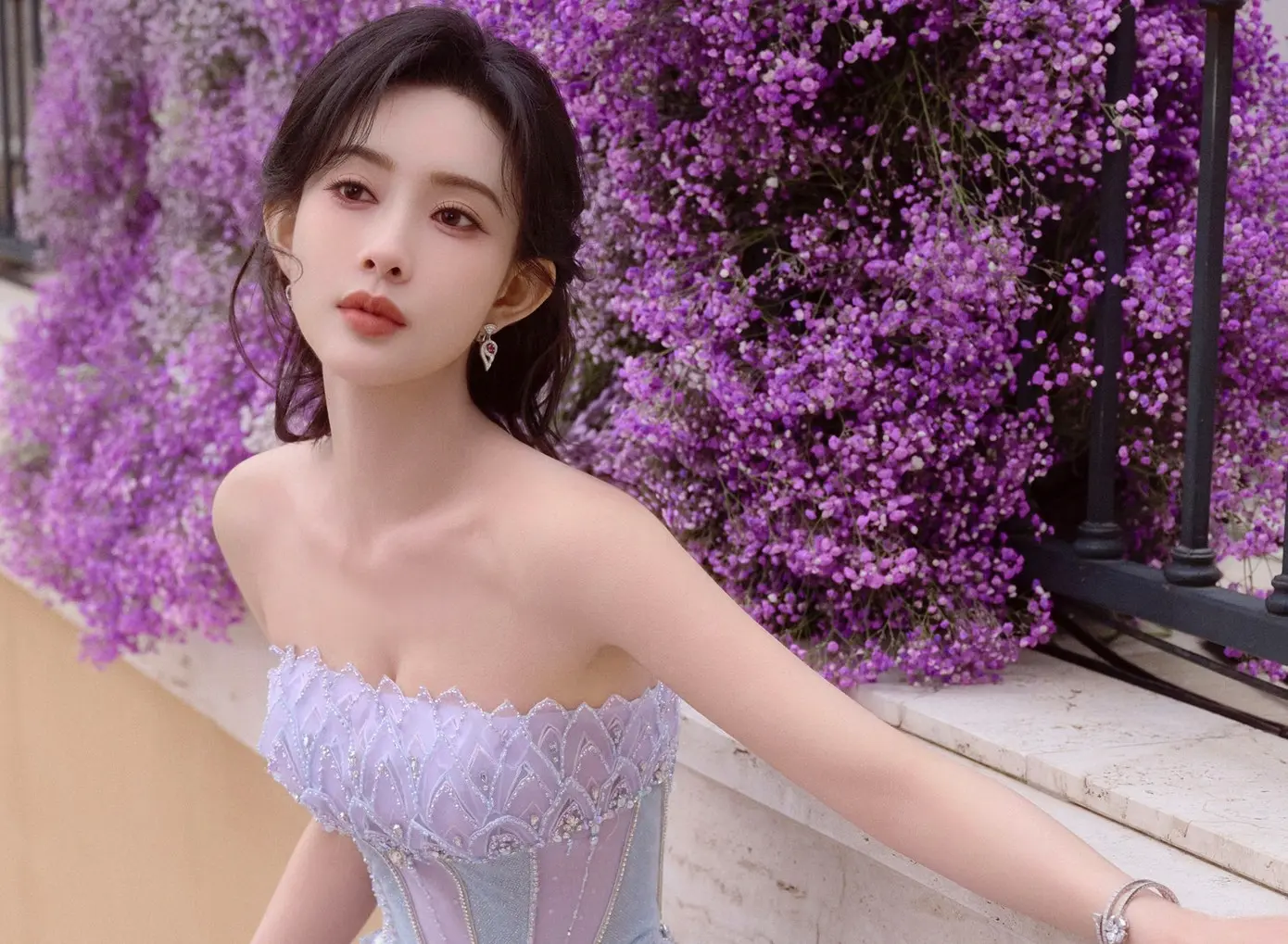 According to QQ, Mạnh Tử Nghĩa faced controversy over her beauty while filming The Martial God Zhao Zilong. The lead role was played by Korean singer Yoona from SNSD, who was criticized for not fitting the period drama look, while Mạnh Tử Nghĩa’s servant role stood out more. Media comparisons praising Mạnh Tử Nghĩa led to accusations that she bought publicity and overshadowed her co-star, though she was still a rising actress at the time.
