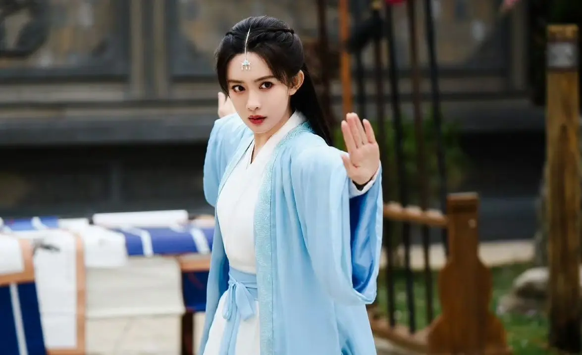 Unlike previous works focusing on Mai Siêu Phong as a dark villain, Nine Yin Manual explores her life from when she was a disciple on Peach Blossom Island named Mai Nhược Hoa, who falls in love with Trần Huyền Phong (played by Hà Dữ). After witnessing her lover's death at her own hands, suffering crippling injuries and blindness from poison, Mai Nhược Hoa sinks into hatred and resolves to steal the Nine Yin Manual to avenge her pain.