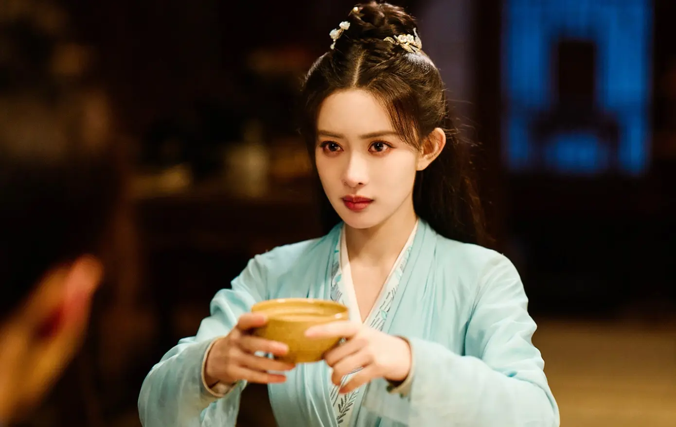 Mạnh Tử Nghĩa is praised for her beautiful appearance, large eyes, charming mouth, and slender face—an ideal look admired by millions of Chinese female viewers. She is also noted for resembling Angelababy.