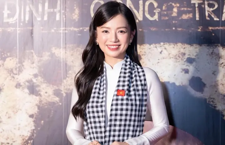 Ha Anh shared that she cherished the moment she was invited to audition for Red Rain and immediately flew to Hanoi to seize the opportunity. She revealed that her grandfather died in Quang Tri, and this role is her tribute to her family and the fallen heroes who sacrificed for the country's peace.