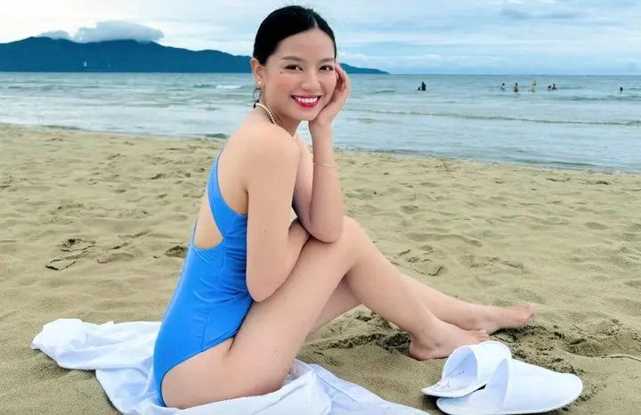 Unlike her natural look in Red Rain, Ha Anh is glamorous and stylish in real life. With a charming face and slender figure, she confidently embraces various fashion styles.