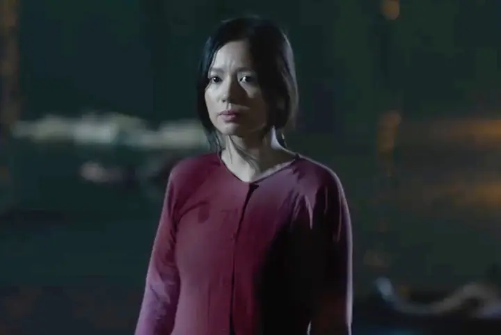 In Red Rain, Ha Anh plays Hong, a symbol of many young female volunteers during the war. Small but courageous, she braves bombs and gunfire to help soldiers cross the river. The director asked Ha Anh to appear without makeup to present the most authentic and natural image to the audience.