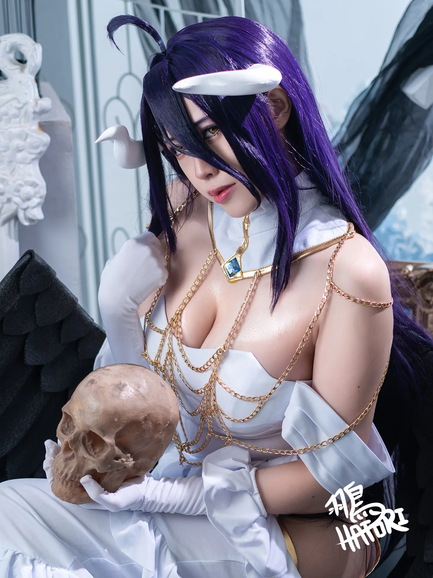Albedo cosplay by Hatori showing detailed costume and wings