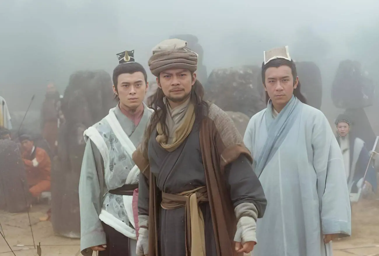 In the novel, Duen Yu, Hu Zhu, and Xiao Feng become sworn brothers. Though not blood-related, they became friends who would die for each other. (Image: Sohu)