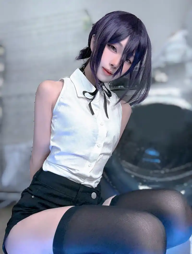 Cosplayer Kaka as Reze from Chainsaw Man