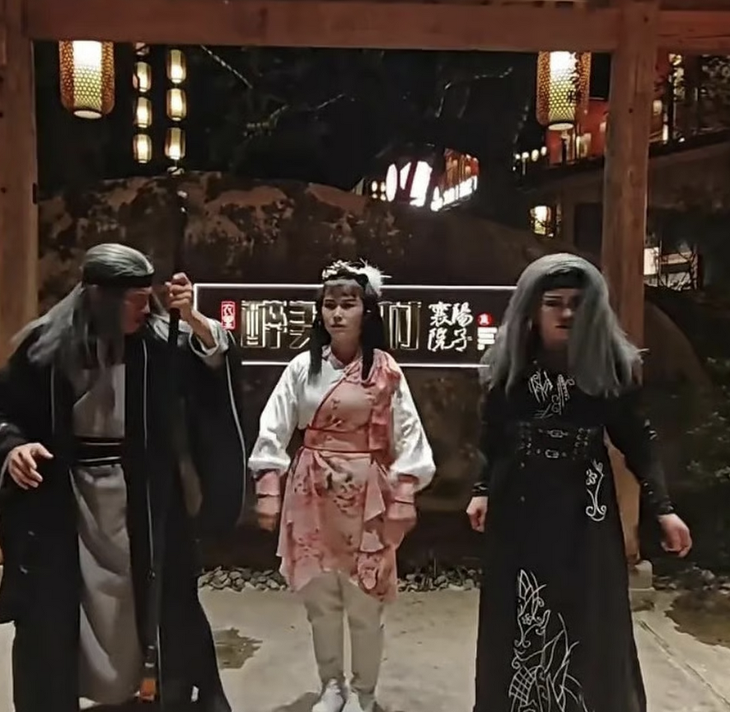Chef cosplaying Ke Zhen'gao cooking blindfolded