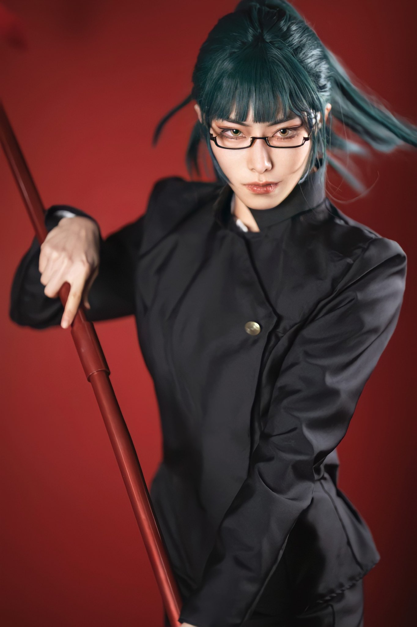@tmmt_san also cosplays Maki during her time at Jujutsu High.