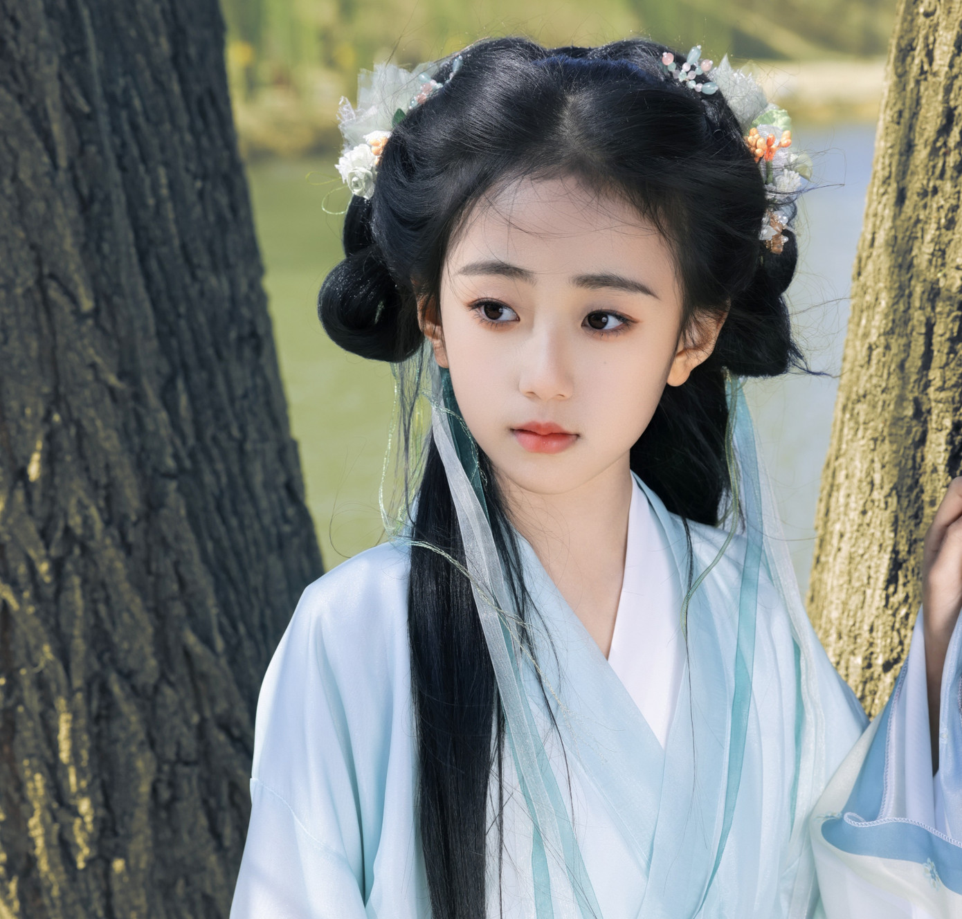 Liu Tingshen, only 11, appears in adult romantic scenes.