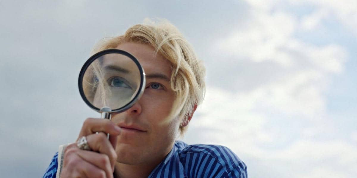 Sanji looking through magnifying glass