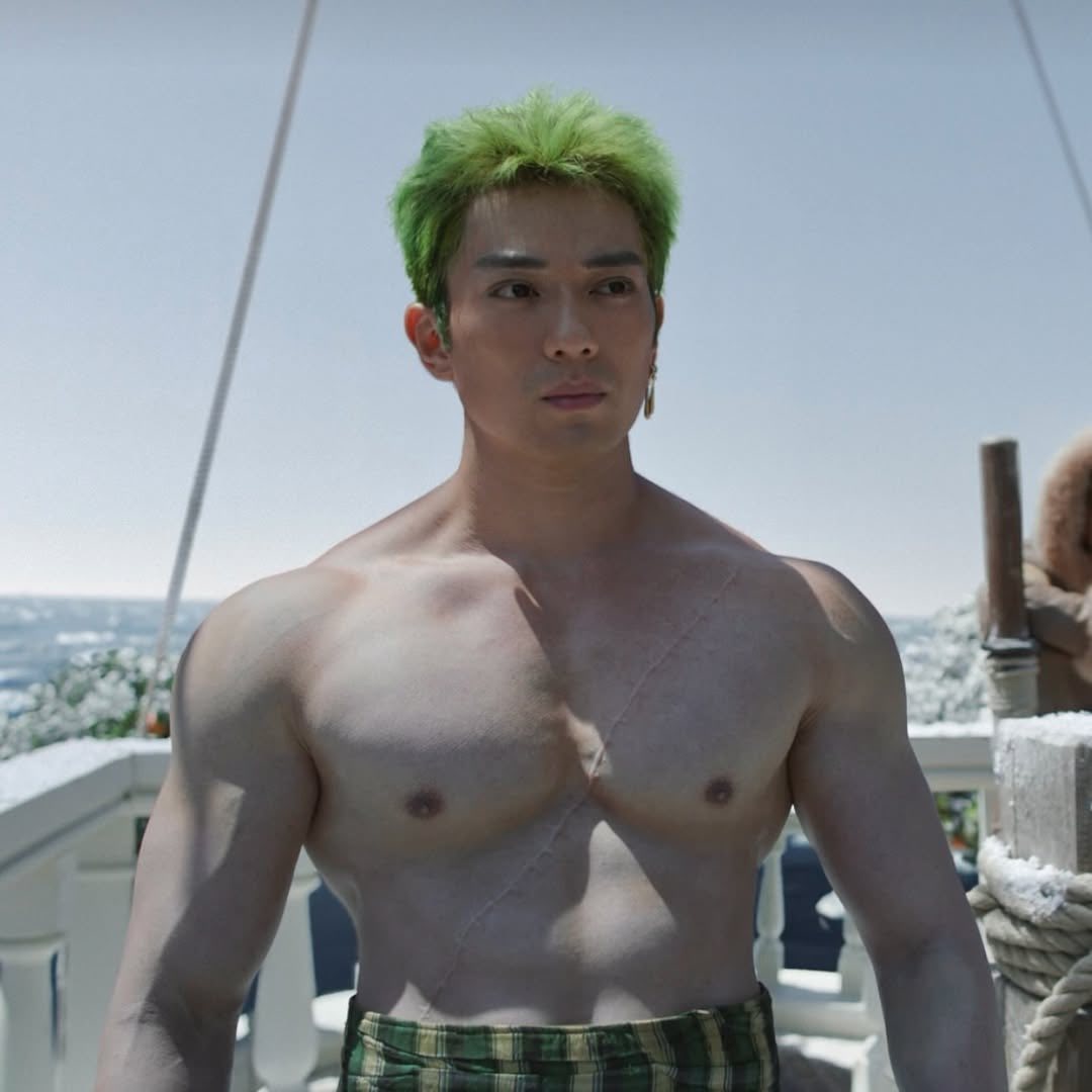 Arata Mackenyu as Zoro with sword