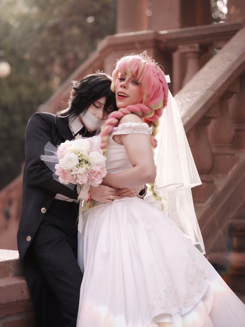 Cosplay wedding photo of Obanai Iguro and Mitsuri Kanroji