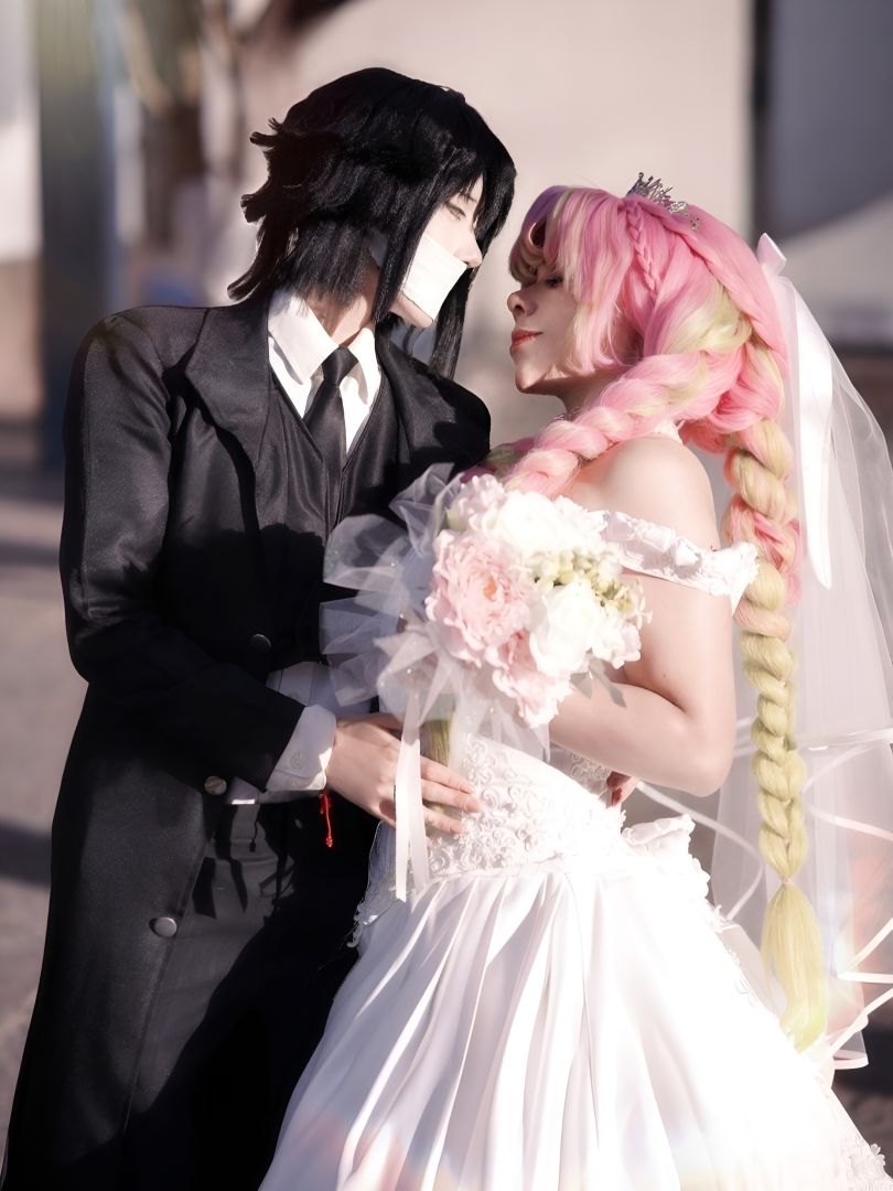 Cosplay of Obanai Iguro and Mitsuri Kanroji wedding