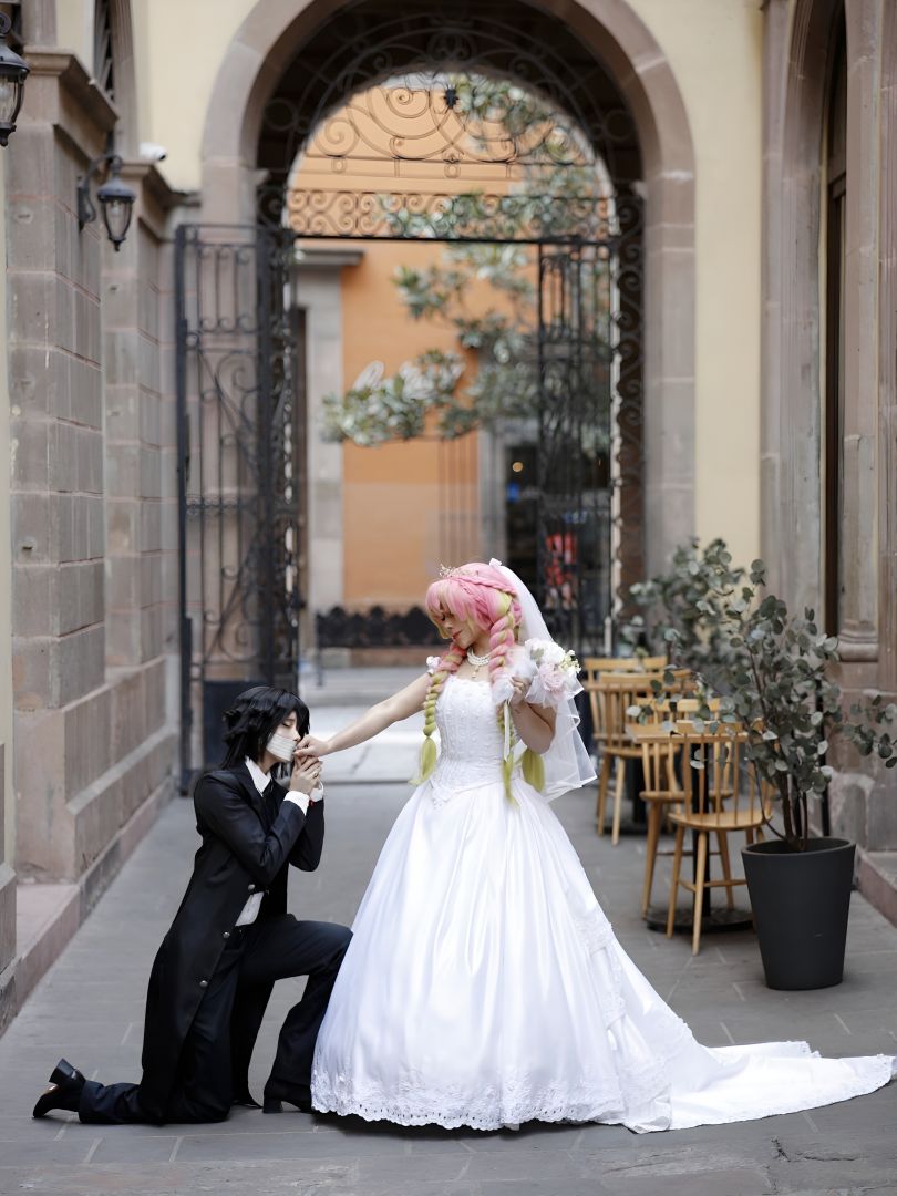 Obanai Iguro kneeling to propose to Mitsuri Kanroji cosplay