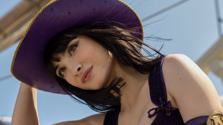 Nico Robin in purple outfit