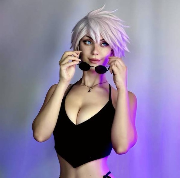 Close-up of platinum hair and round sunglasses in female Gojo cosplay